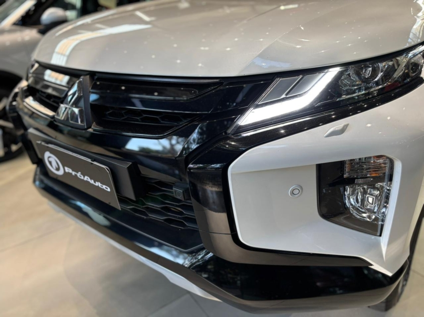 Mitsubishi-TRITON-2.4 BITURBO DIESEL CD HPE-S 4X4 AUTOMÁTICO