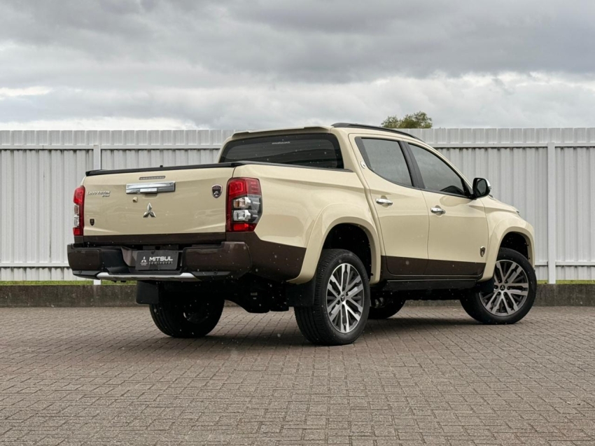 Mitsubishi-L200 TRITON-2.4 16V TURBO DIESEL SPORT HPE-S TERRA CD 4P 4X4 AUTOMÁTICO