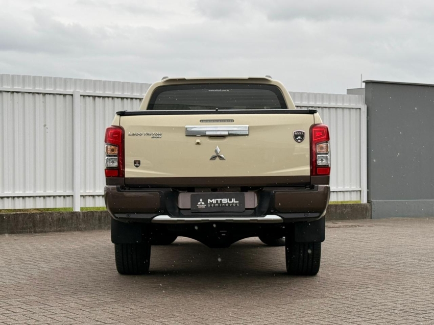 Mitsubishi-L200 TRITON-2.4 16V TURBO DIESEL SPORT HPE-S TERRA CD 4P 4X4 AUTOMÁTICO