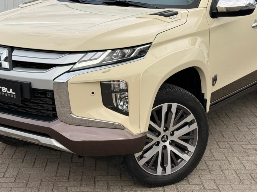 Mitsubishi-L200 TRITON-2.4 16V TURBO DIESEL SPORT HPE-S TERRA CD 4P 4X4 AUTOMÁTICO