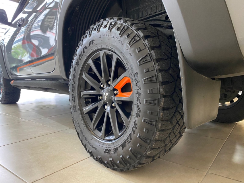 Mitsubishi-L200 TRITON-2.4 16V TURBO DIESEL SPORT SAVANA SERTÔES CD 4P 4X4 AUTOMÁTICO
