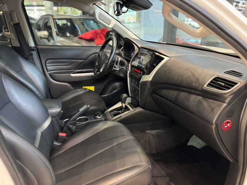 Mitsubishi-TRITON-2.4 BITURBO DIESEL CD HPE-S 4X4 AUTOMÁTICO