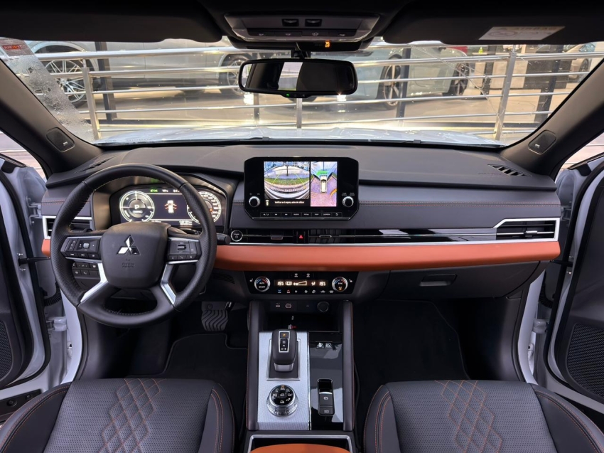 Mitsubishi-OUTLANDER-2.4 PHEV SIGNATURE S-AWC DHT