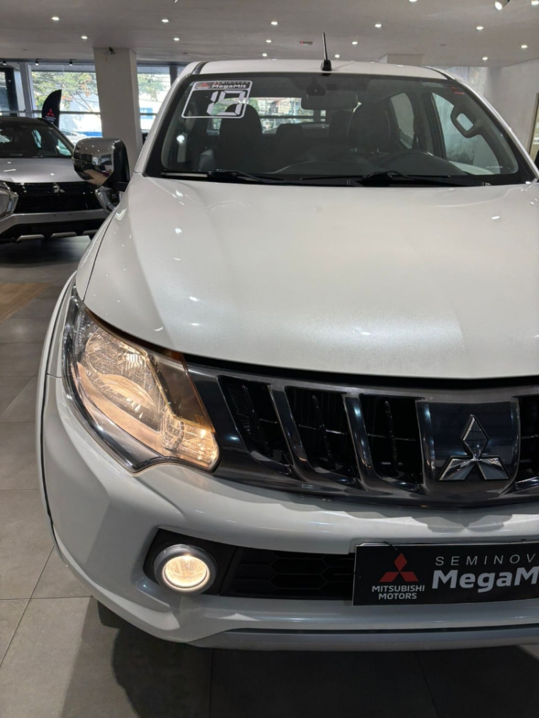 Mitsubishi-L200 TRITON-2.4 16V TURBO DIESEL SPORT HPE CD 4P 4X4 AUTOMÁTICO