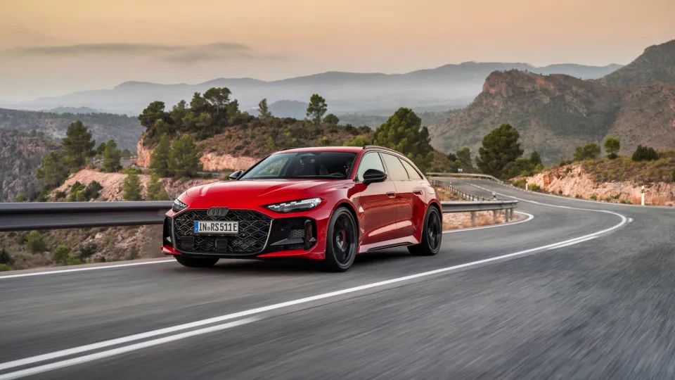 Primeiro híbrido de alto desempenho Audi Sport chega a Portugal.