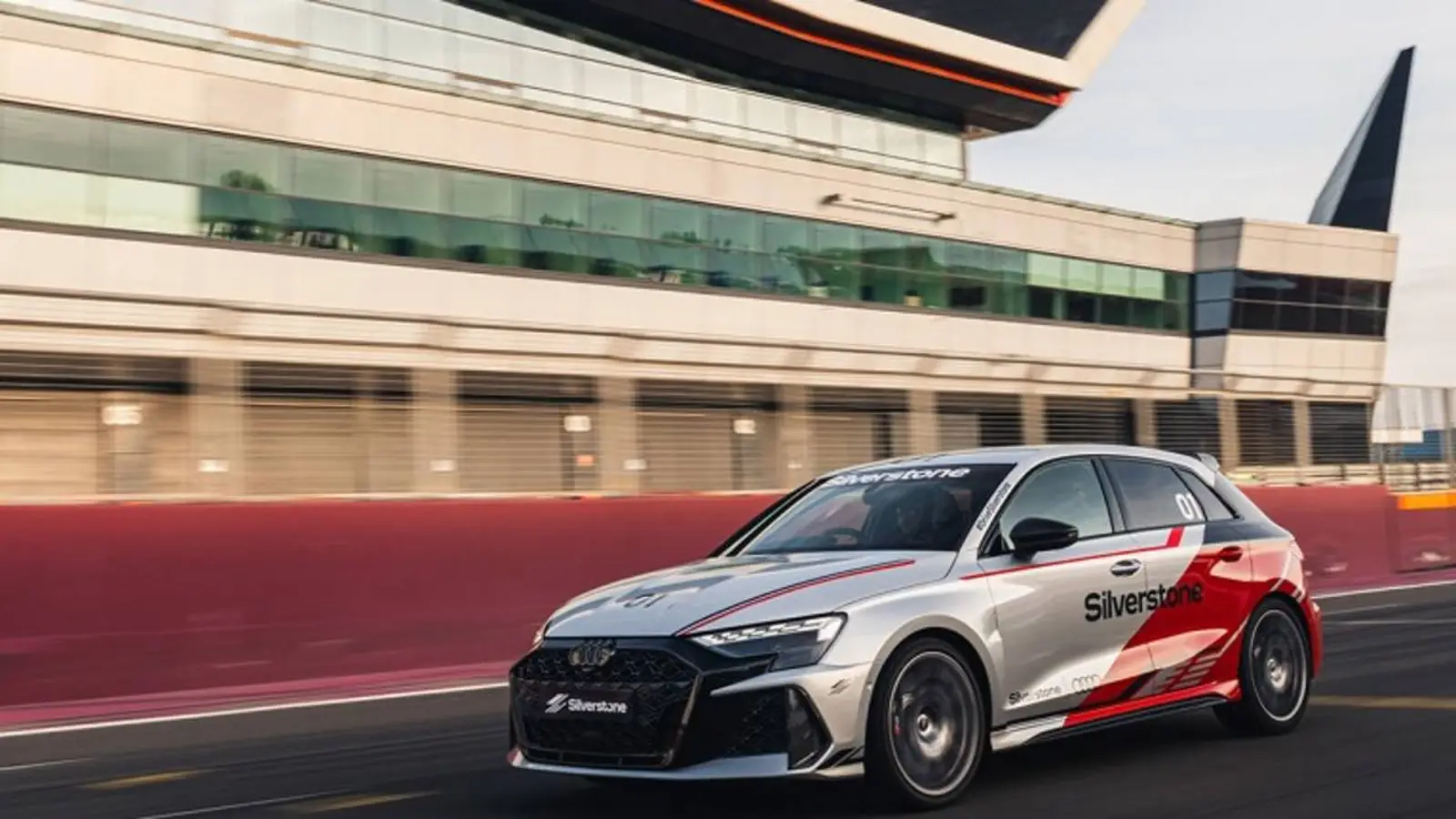 Audi abre os portões de Silverstone — fãs recebem as chaves de um RS 3