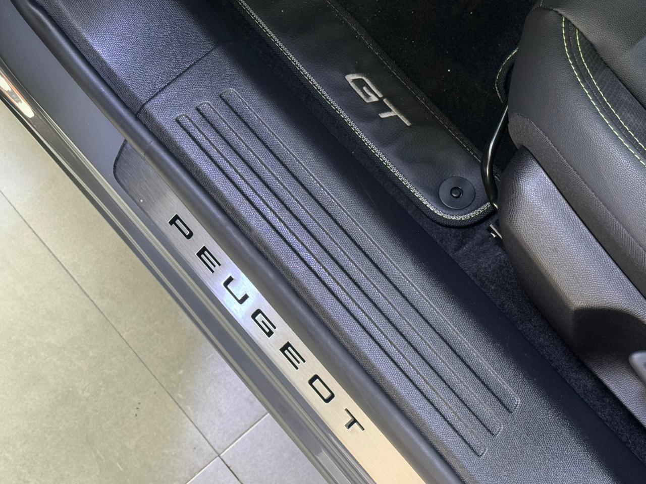Peugeot-2008-2008 GT 1.0 Turbo Hibrido Aut.