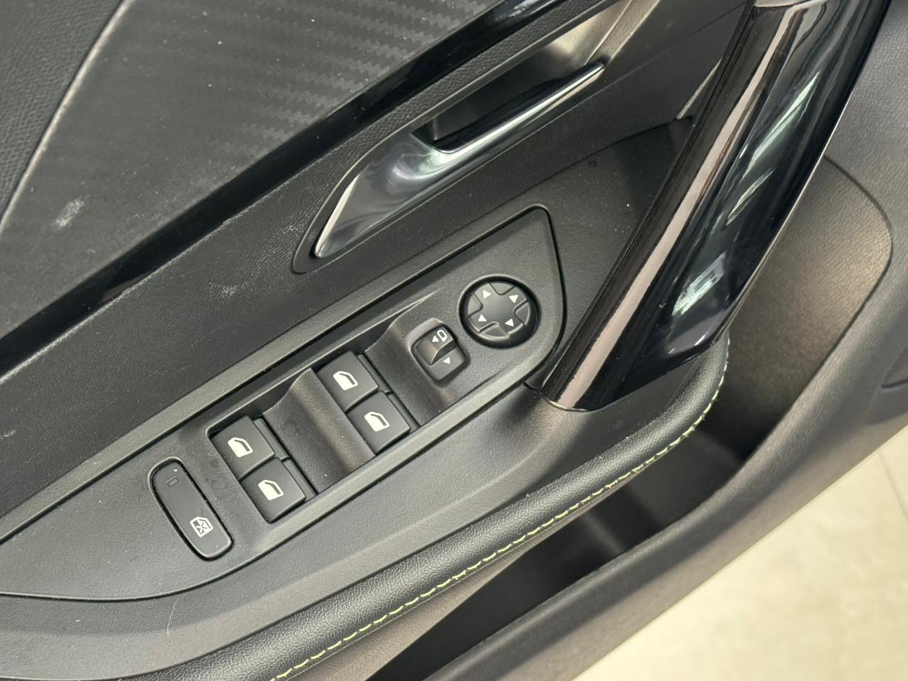 Peugeot-2008-2008 GT 1.0 Turbo Hibrido Aut.