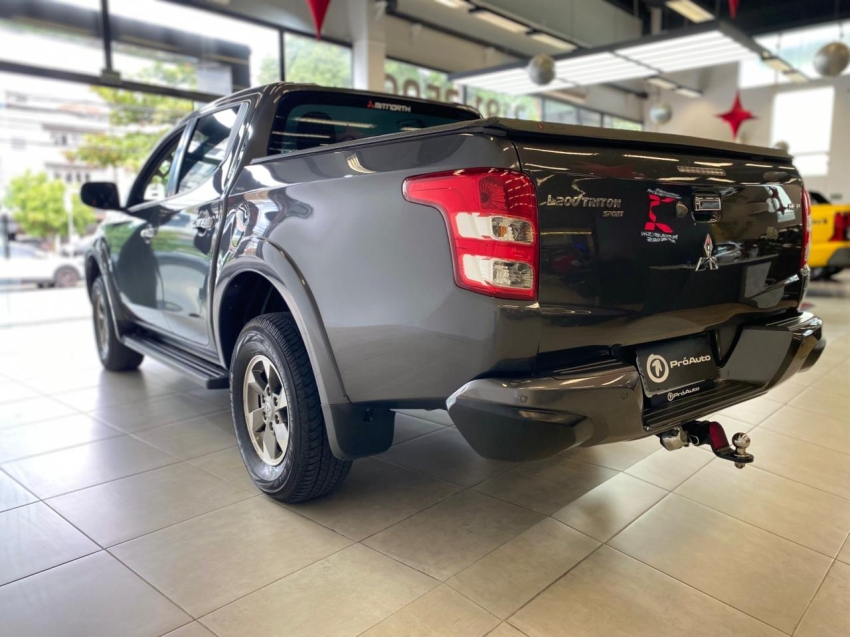 Mitsubishi-L200 TRITON-2.4 16V TURBO DIESEL SPORT HPE CD 4P 4X4 AUTOMÁTICO