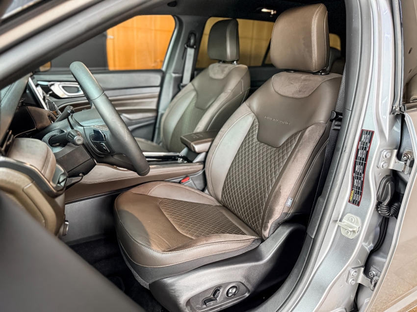 Jeep-COMMANDER-2.2 TURBO DIESEL OVERLAND AT9