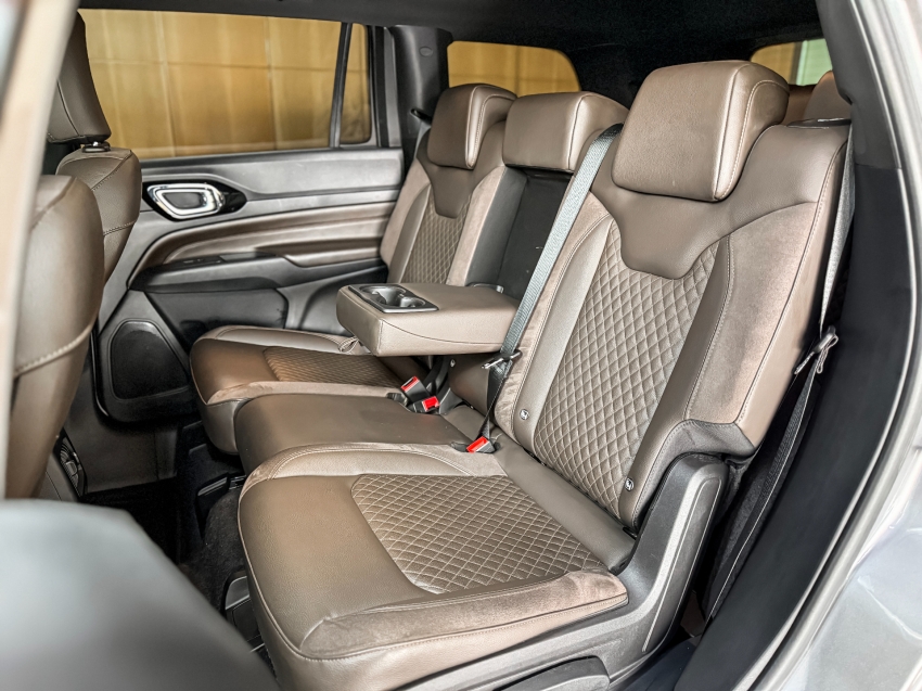 Jeep-COMMANDER-2.2 TURBO DIESEL OVERLAND AT9