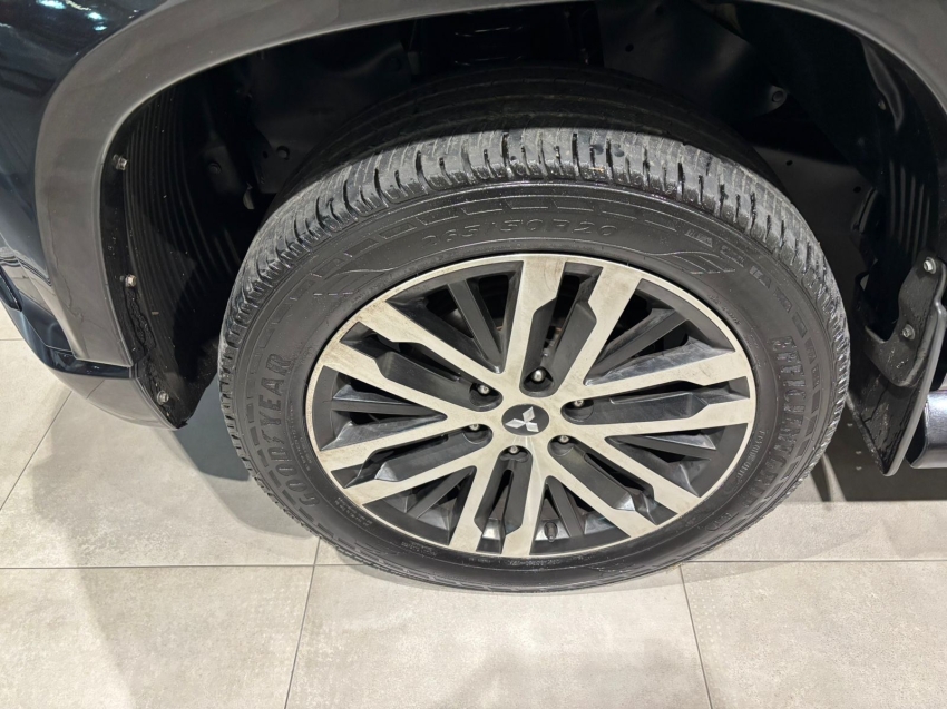 Mitsubishi-L200 TRITON-2.4 16V TURBO DIESEL SPORT HPE-S URBAN CD 4P 4X4 AUTOMÁTICO