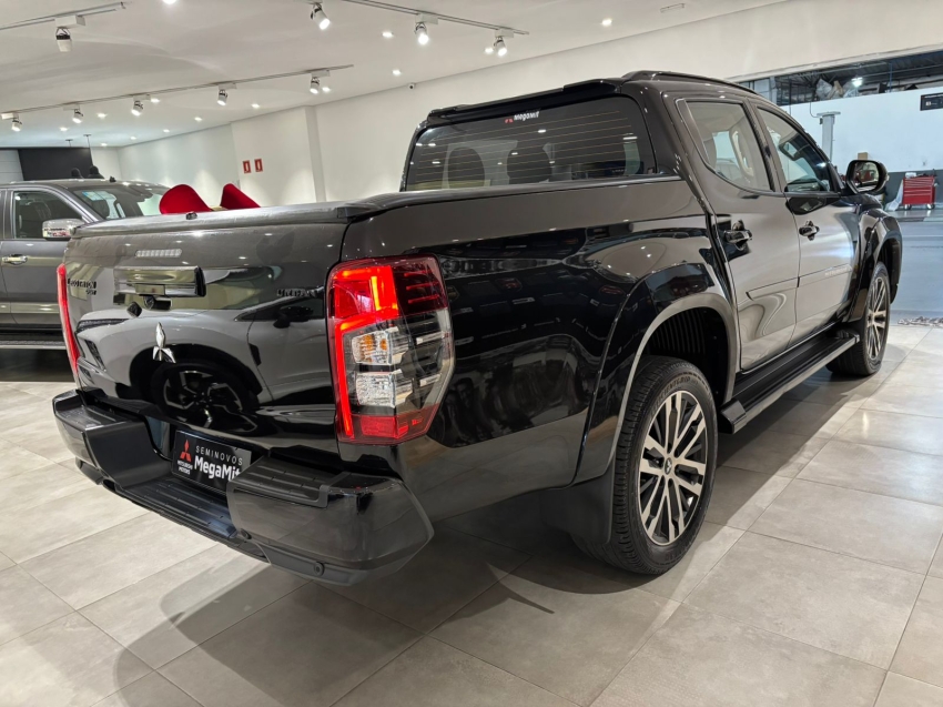 Mitsubishi-L200 TRITON-2.4 16V TURBO DIESEL SPORT HPE-S URBAN CD 4P 4X4 AUTOMÁTICO