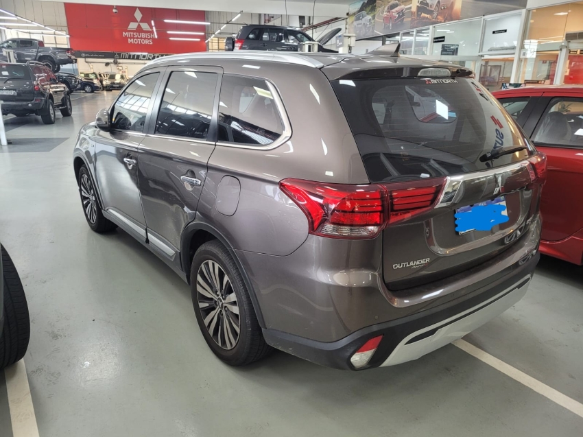 Mitsubishi-OUTLANDER-3.0 MIVEC V6 GASOLINA HPE-S AWD AUTOMÁTICO