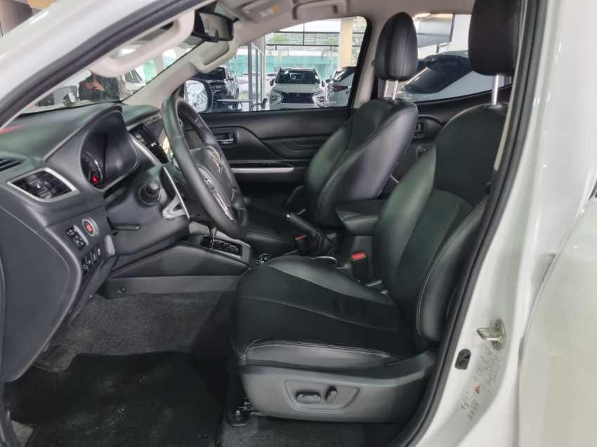 Mitsubishi-L200 TRITON-2.4 16V TURBO DIESEL SPORT OUTDOOR PLUS CD 4P 4X4 AUTOMÁTICO