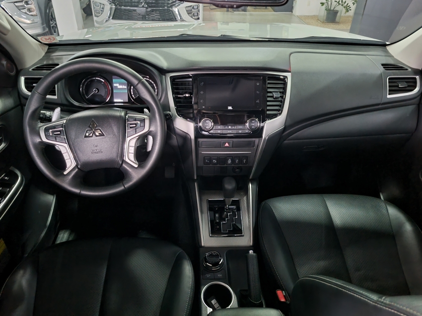 Mitsubishi-L200 TRITON-2.4 16V TURBO DIESEL SPORT OUTDOOR PLUS CD 4P 4X4 AUTOMÁTICO