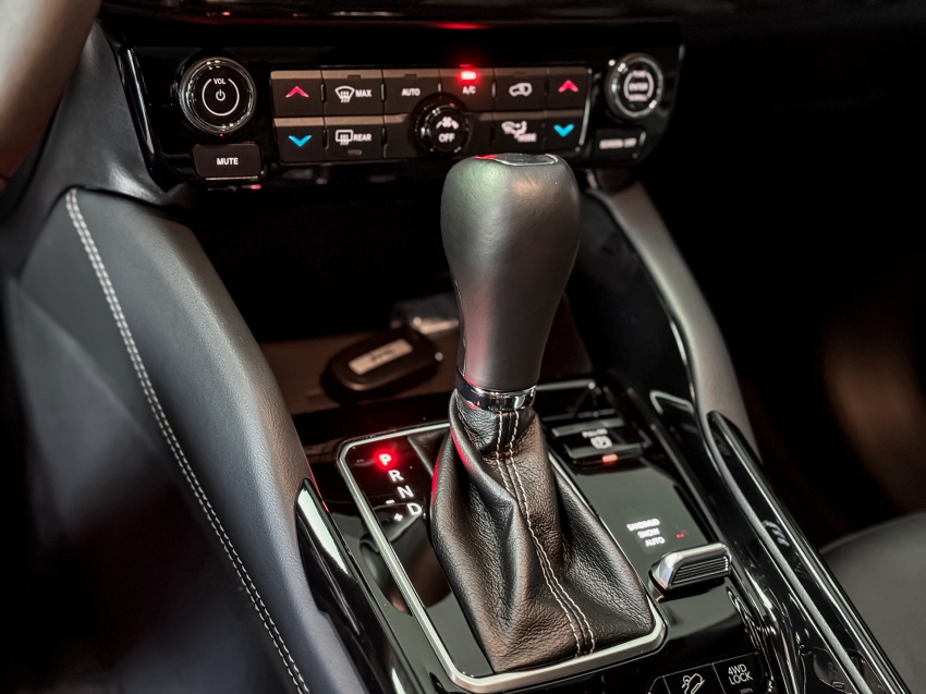 Jeep-COMMANDER-2.0 HURRICANE 4 TURBO GASOLINA BLACKHAWK AT9