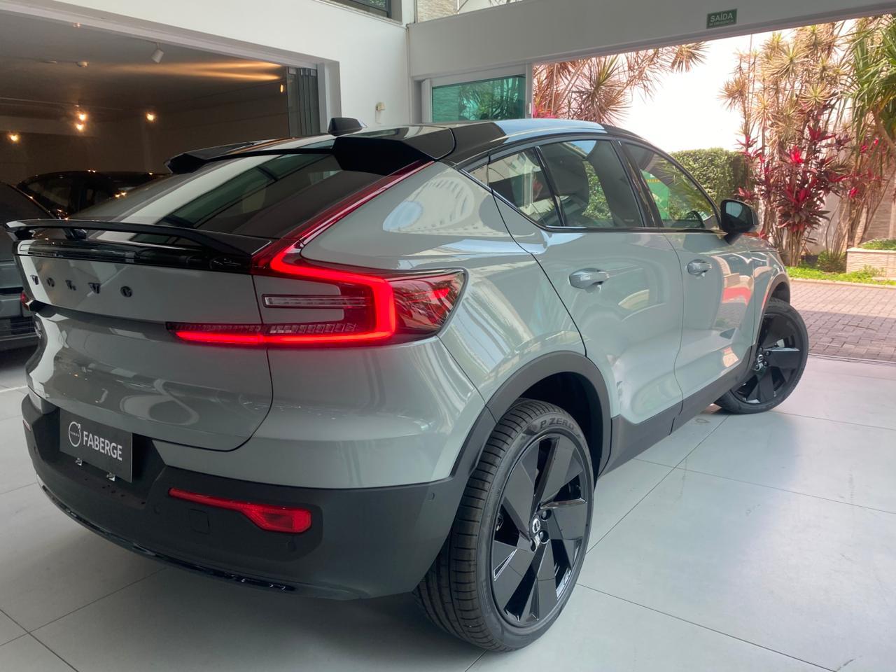 Volvo-EC40-EC40 Black Edition Ultra AWD P8