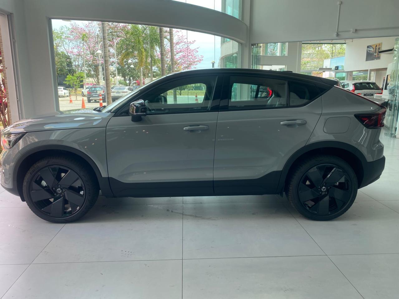 Volvo-EC40-EC40 Black Edition Ultra AWD P8
