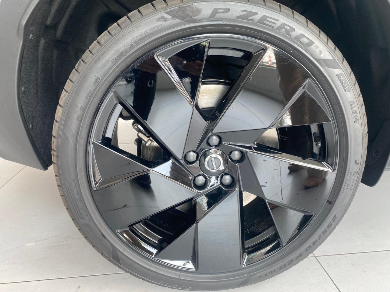 Volvo-EC40-EC40 Black Edition Ultra AWD P8
