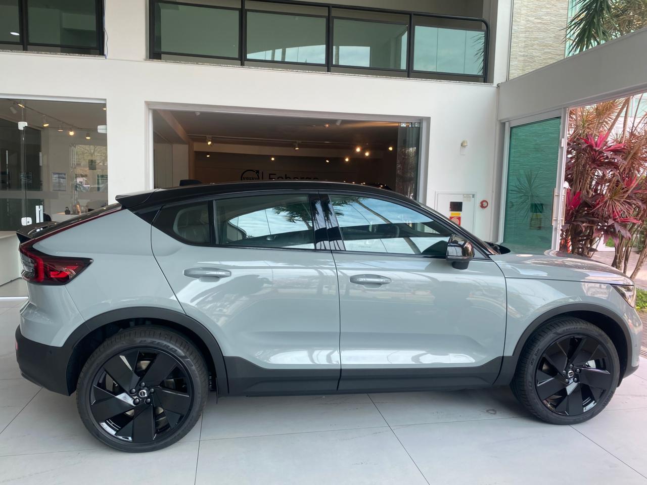 Volvo-EC40-EC40 Black Edition Ultra AWD P8