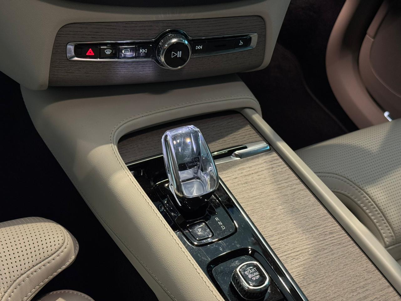 Volvo-XC90-XC90 T8 ULT DARK