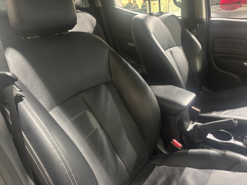 Mitsubishi-L200 TRITON-2.4 16V TURBO DIESEL SPORT HPE CD 4P 4X4 AUTOMÁTICO