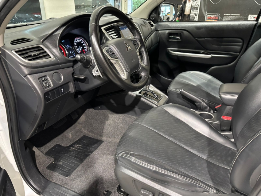 Mitsubishi-L200 TRITON-2.4 16V TURBO DIESEL SPORT HPE CD 4P 4X4 AUTOMÁTICO