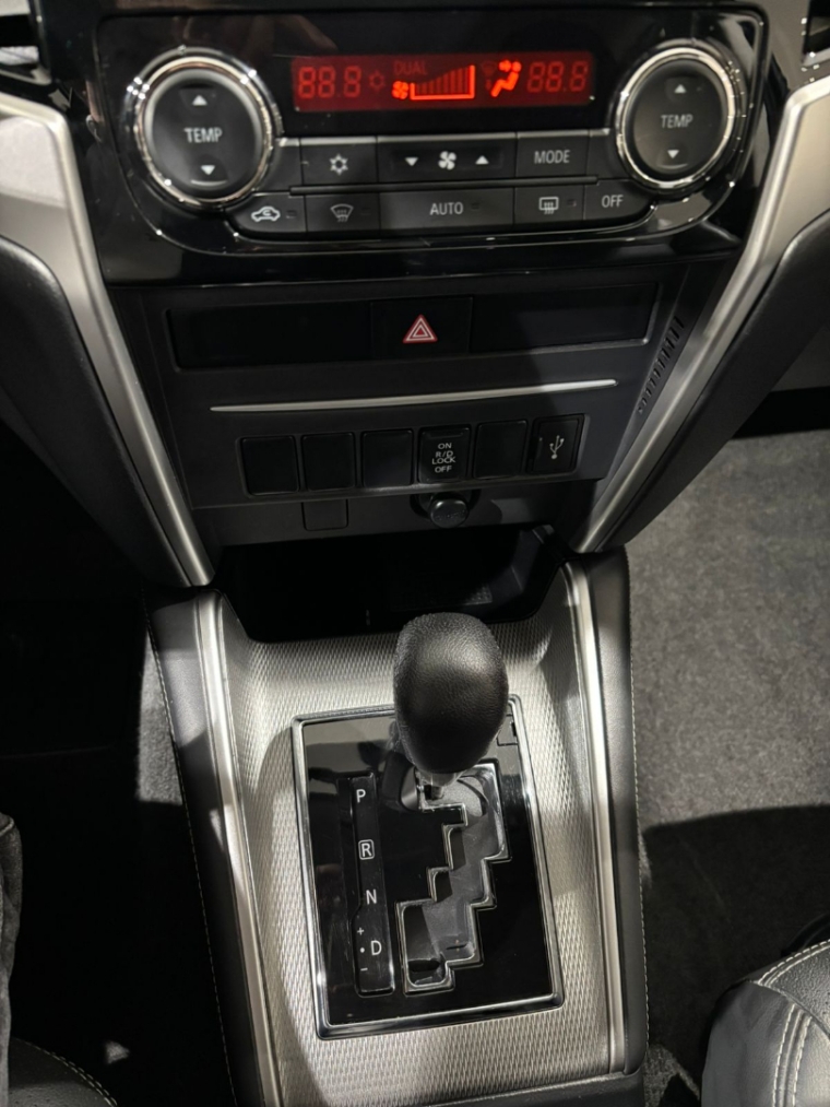 Mitsubishi-L200 TRITON-2.4 16V TURBO DIESEL SPORT HPE CD 4P 4X4 AUTOMÁTICO