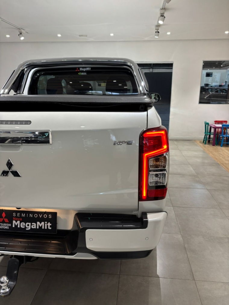 Mitsubishi-L200 TRITON-2.4 16V TURBO DIESEL SPORT HPE CD 4P 4X4 AUTOMÁTICO