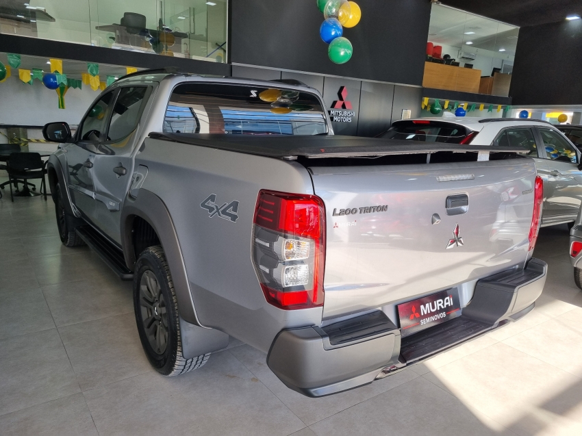 Mitsubishi-L200 TRITON-2.4 16V TURBO DIESEL SPORT OUTDOOR PLUS CD 4P 4X4 AUTOMÁTICO