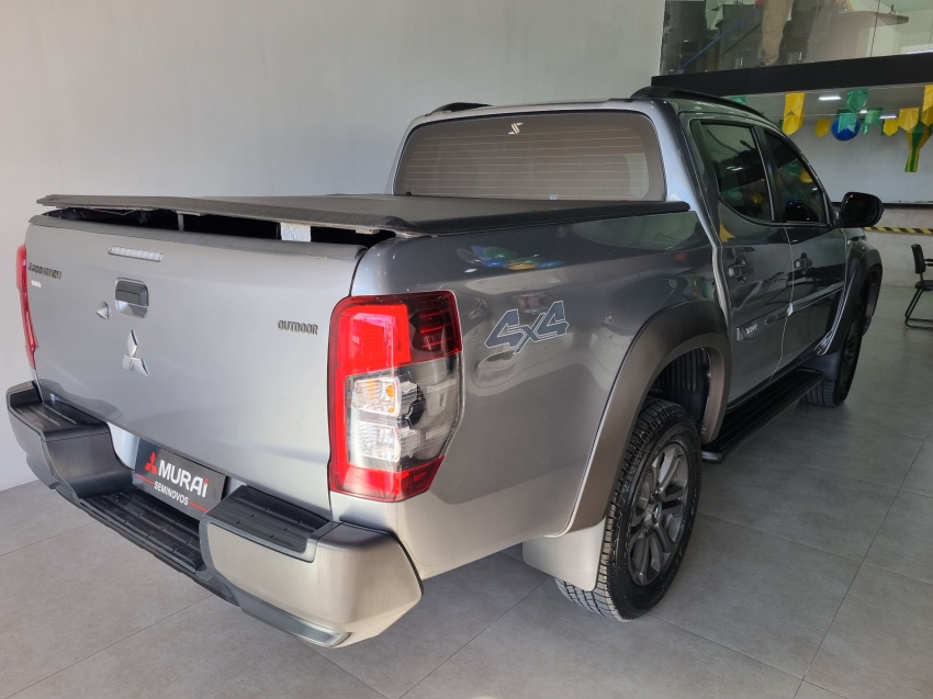 Mitsubishi-L200 TRITON-2.4 16V TURBO DIESEL SPORT OUTDOOR PLUS CD 4P 4X4 AUTOMÁTICO