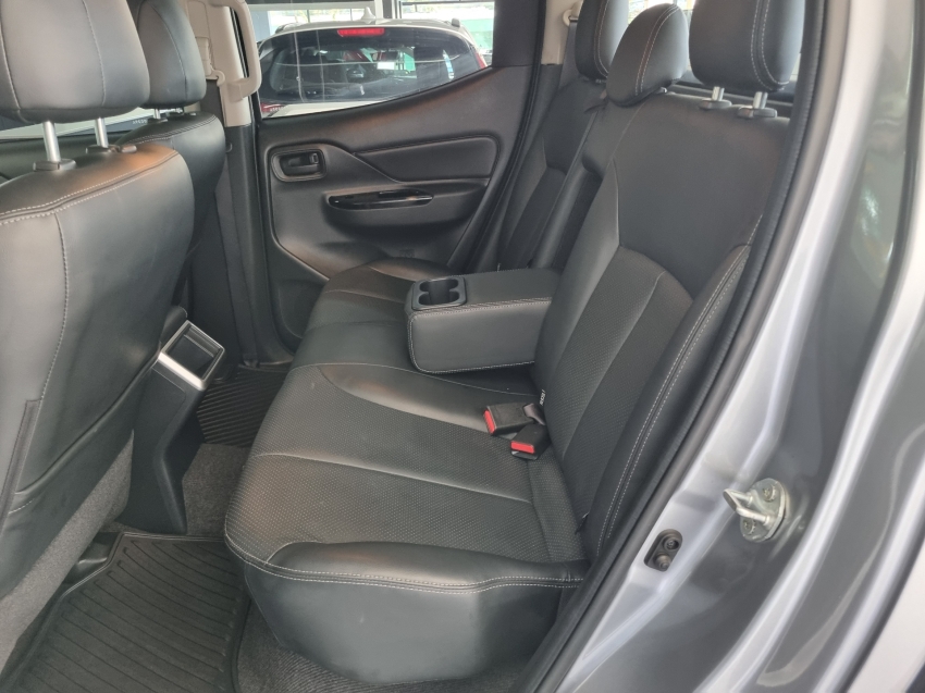 Mitsubishi-L200 TRITON-2.4 16V TURBO DIESEL SPORT OUTDOOR PLUS CD 4P 4X4 AUTOMÁTICO