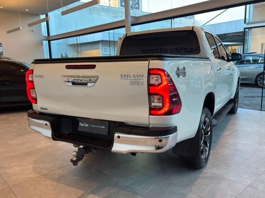 Toyota-HILUX-2.8 D-4D TURBO DIESEL CD SRX 4X4 AUTOMÁTICO
