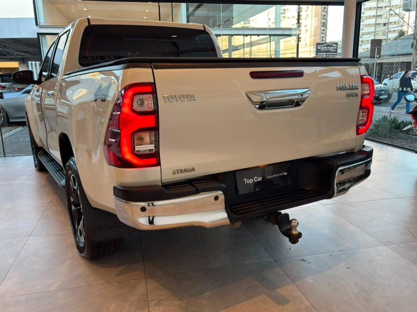 Toyota-HILUX-2.8 D-4D TURBO DIESEL CD SRX 4X4 AUTOMÁTICO