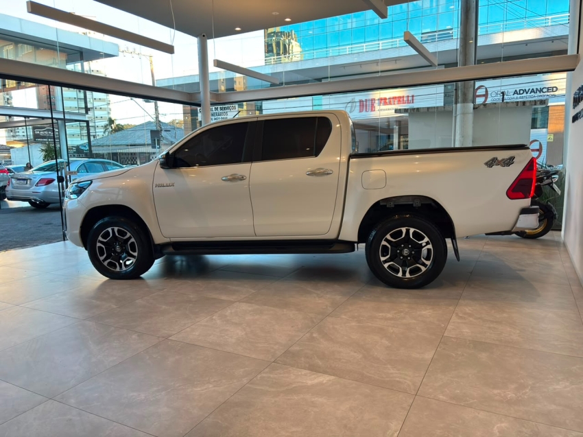 Toyota-HILUX-2.8 D-4D TURBO DIESEL CD SRX 4X4 AUTOMÁTICO