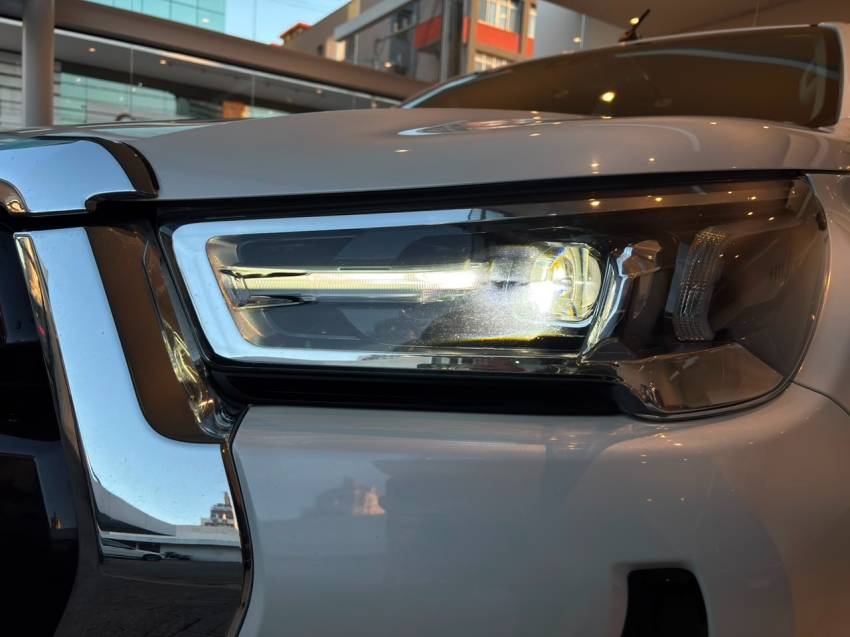 Toyota-HILUX-2.8 D-4D TURBO DIESEL CD SRX 4X4 AUTOMÁTICO