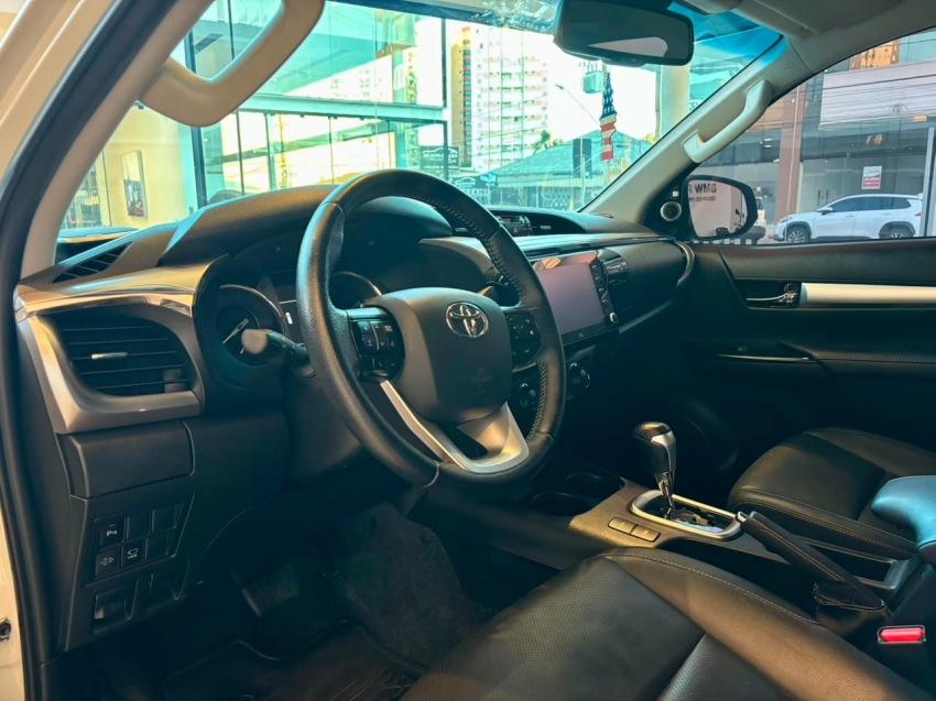 Toyota-HILUX-2.8 D-4D TURBO DIESEL CD SRX 4X4 AUTOMÁTICO