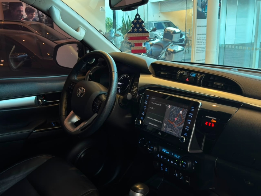 Toyota-HILUX-2.8 D-4D TURBO DIESEL CD SRX 4X4 AUTOMÁTICO