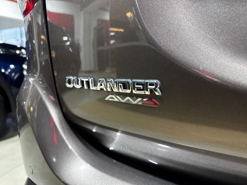 Mitsubishi-OUTLANDER-3.0 MIVEC V6 GASOLINA HPE-S AWD AUTOMÁTICO
