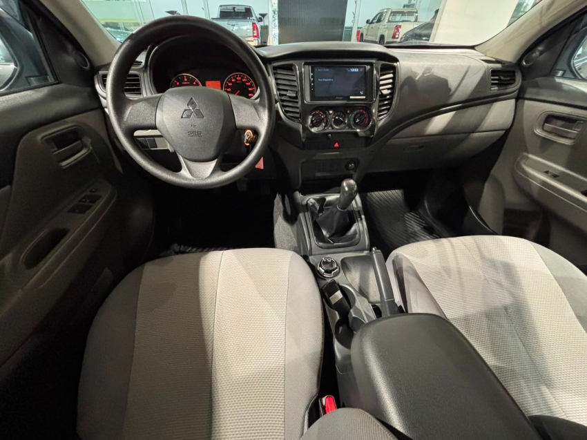Mitsubishi-L200 TRITON-2.4 16V TURBO DIESEL OUTDOOR GLX CD 4X4 MANUAL