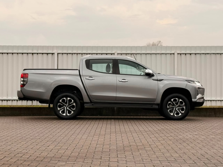 Mitsubishi-L200 TRITON-2.4 16V TURBO DIESEL SPORT HPE-S CD 4P 4X4 AUTOMÁTICO