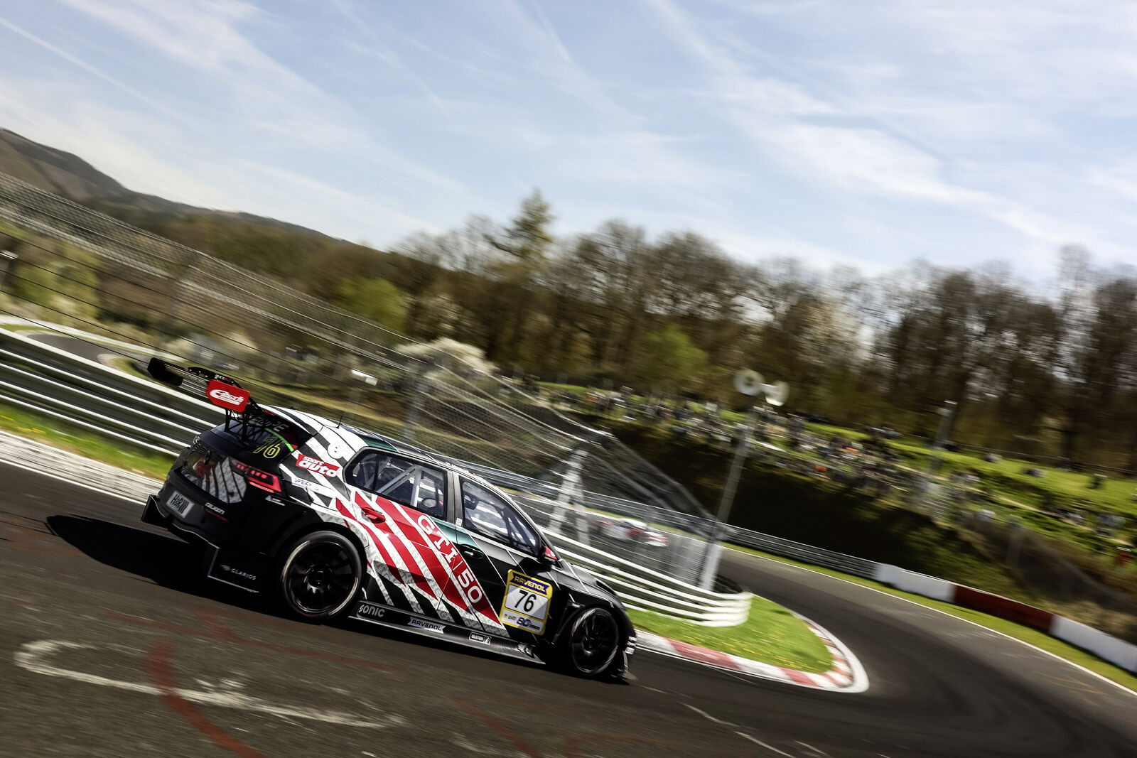 A Volkswagen celebra os 50 anos do GTI: estreia mundial do ID. Polo GTI elétrico nas 24 Horas de Nürburgring.