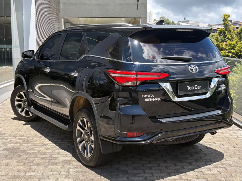 Toyota-HILUX SW4-2.8 D-4D TURBO DIESEL DIAMOND 7L 4X4 AUTOMÁTICO