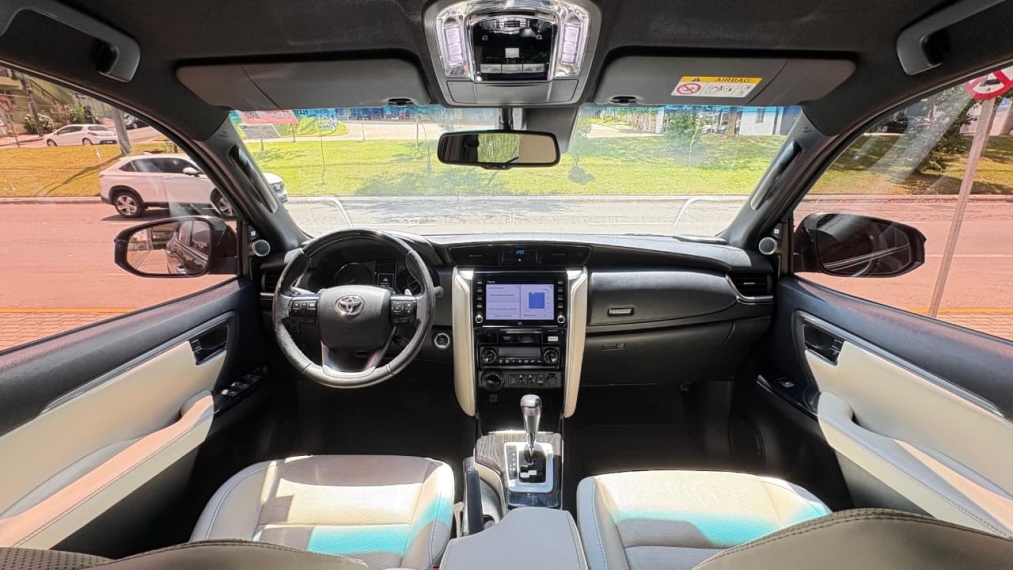 Toyota-HILUX SW4-2.8 D-4D TURBO DIESEL DIAMOND 7L 4X4 AUTOMÁTICO