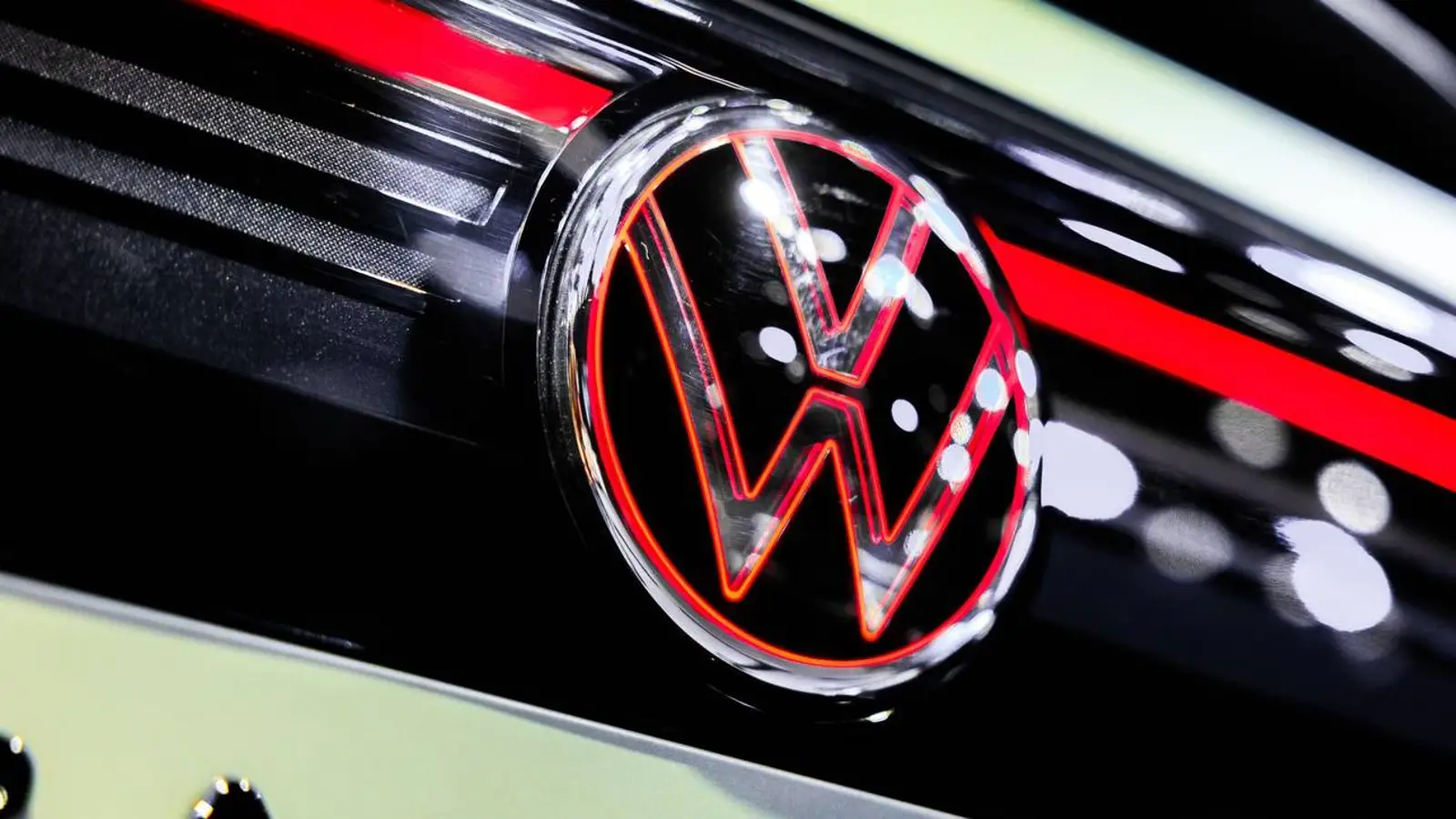Volkswagen Golf eTSI R-Line Premium Sound Edition 2026: preço, equipamento e som Harman Kardon